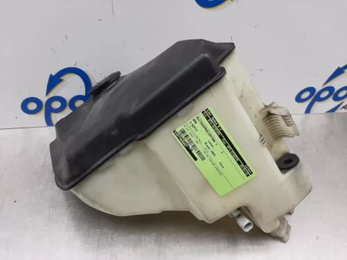 Ruitensproeiertank voor-